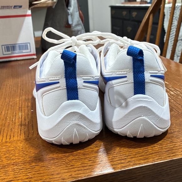 Nike Volleyball Shoe - Picture 5 of 7